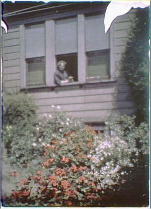 Tarihsel Bulgular Fotoğraf: Kimonolu Arnold Genthe, Evin Penceresi,San Francisco,Kaliforniya, 1906-1911